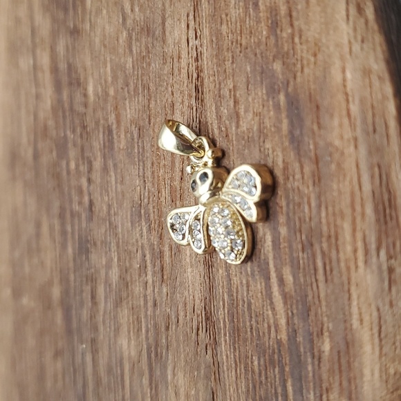 14k‎ pendant Honeybee charm ✨️ - Picture 1 of 2